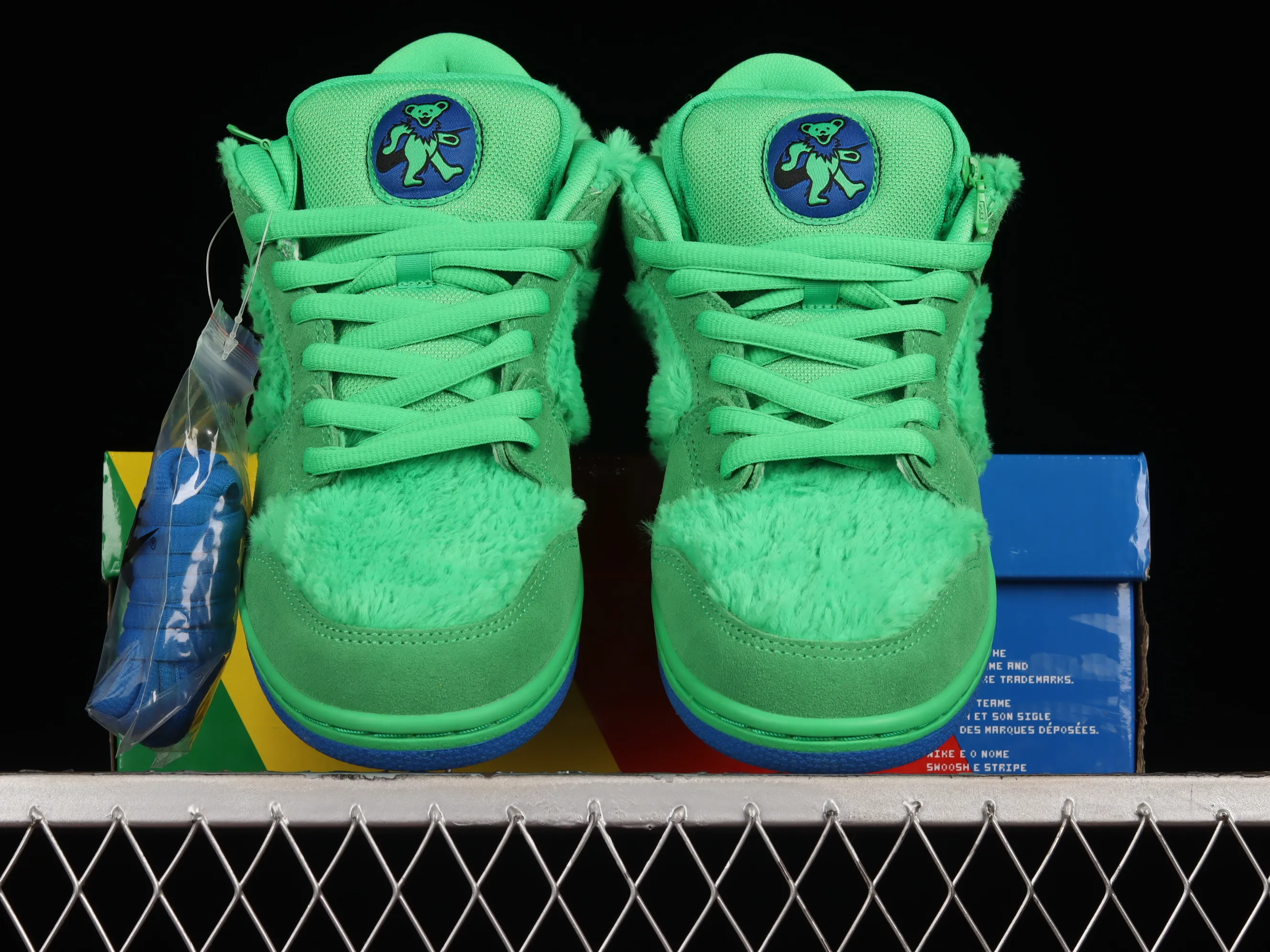 All Categories Nk SB Dunk Series Nk SB Dunk Low Low-top Sneakers OG Version Grateful Dead x Nk SB Dunk Low "Yellow Bear" Joint Model Green and Blue Bear Sports Skateboard Shoes CJ5378-300